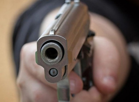 Βγήκε στο μπαλκόνι και πυροβολούσε τους γείτονες - Δύο τραυματίες