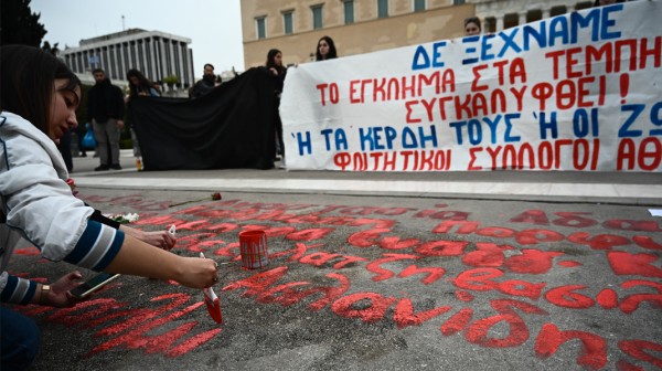 ΚΥΒΕΡΝΗΣΗ: Δεν θα σβήσουμε τα ονόματα των νεκρών από τα Τέμπη στο μνημείο του Άγνωστου Στρατιώτη