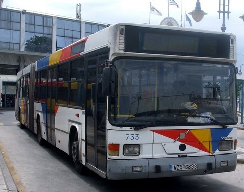 Λεωφορείο με επιβάτες προσέκρουσε σε σταθμευμένα αυτοκίνητα - Ο οδηγός υπέστη εγκεφαλικό
