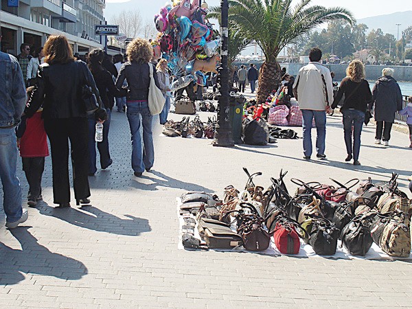 Συλλήψεις για παράνομο εμπόριο στην παραλία Χαλκίδας