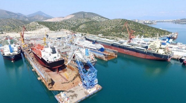 ΝΑΥΠΗΓΕΙΑ ΧΑΛΚΙΔΑΣ: Τραυματίστηκε 47χρονος ναυτικός μετά από πτώση σε πλωτή δεξαμενή