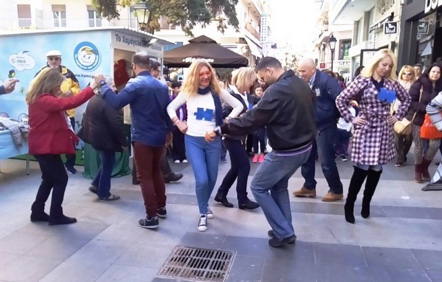 Γέλια και χαρές στον πεζόδρομο της Αβάντων από γονείς και μαθητές του Ειδικού Νηπιαγωγείου Χαλκίδας