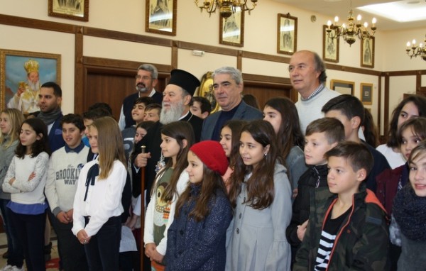 Είπαν νωρίς τα κάλαντα στο Μητροπολίτη