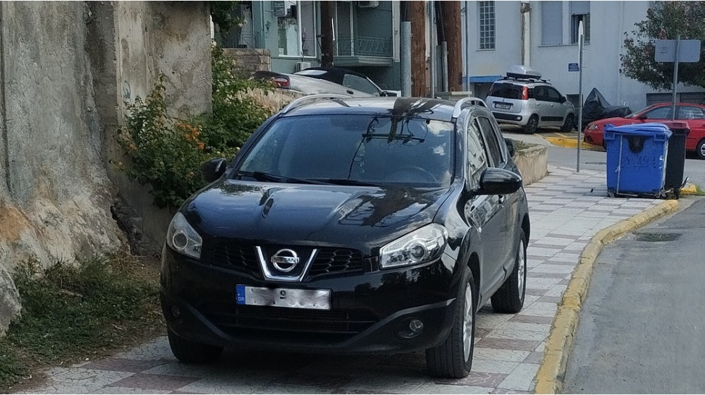 ΧΑΛΚΙΔΑ: Παράνομη στάθμευση πάνω στο πεζοδρόμιο κοντά στο Λιμεναρχείο