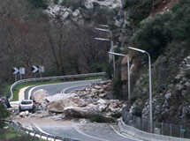 Έπεσε βράχος στο δρόμο