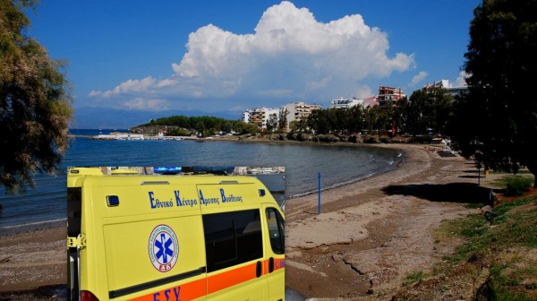 ΚΟΥΡΕΝΤΙ ΧΑΛΚΙΔΑΣ: 22χρονος Έλληνας έπεσε στα βράχια από ύψος 2,5 μέτρων