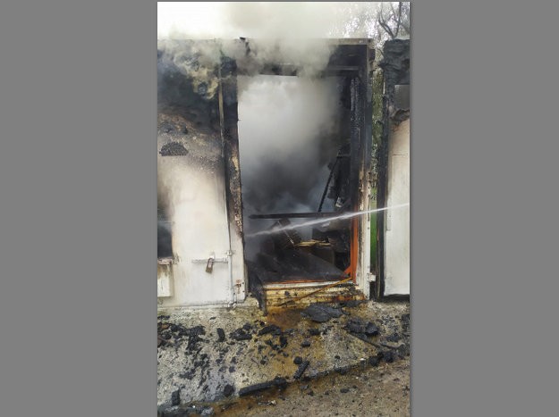 ΔΗΜΟΣ ΔΙΡΦΥΩΝ- ΜΕΣΣΑΠΙΩΝ: Άρπαξε φωτιά το μελισσοκομικό εργαστήριο στο κτήμα του Γιάννη Κοραή (φωτό)