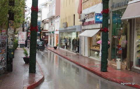 Η κακοκαιρία χάλασε τη Χριστουγεννιάτικη αγορά