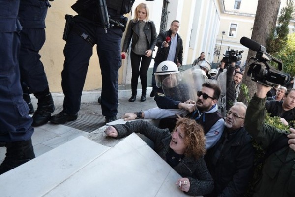 Η μάνα της Δώρας προσπάθησε να χτυπήσει με στυλό το δολοφόνο της κόρης της