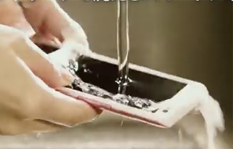 Κινητό που πλένεται μαζί με τα πιάτα