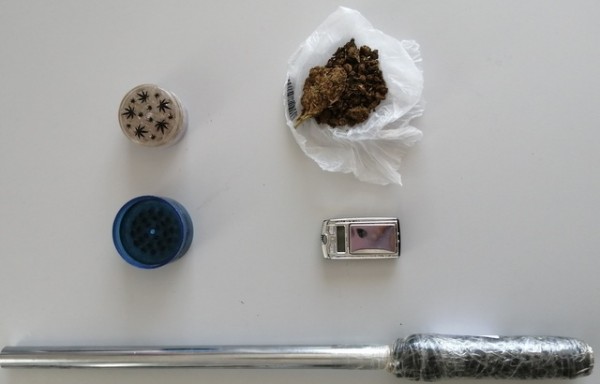 Συνελήφθη Έλληνας για παράβαση της νομοθεσίας περί ναρκωτικών και όπλων