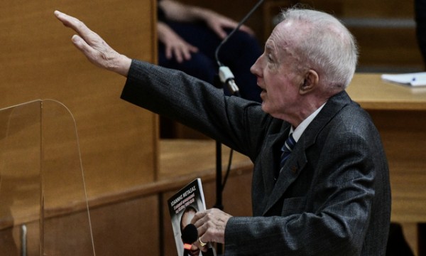 Αμετανόητος ο Κωνσταντίνος Πλεύρης: Χαιρέτησε και πάλι ναζιστικά στη δίκη της Χρυσής Αυγής