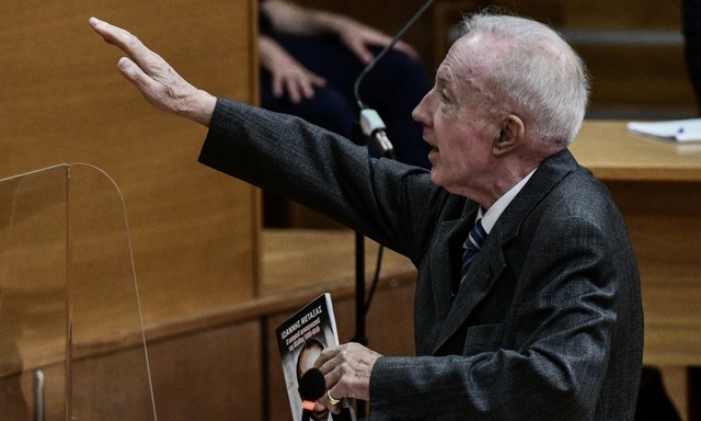 Αμετανόητος ο Κωνσταντίνος Πλεύρης: Χαιρέτησε και πάλι ναζιστικά στη δίκη της Χρυσής Αυγής