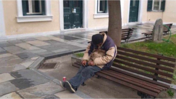 ΧΑΛΚΙΔΑ-ΔΙΚΑΣΤΗΡΙΑ: Κοιμόταν και ροχάλιζε στο παγκάκι μπροστά στο κτήριο της Εισαγγελίας