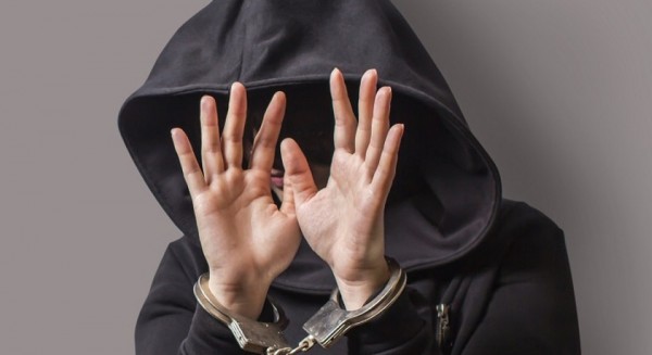 ΛΑΜΙΑ: Ανήλικος έκλεψε τσαντάκι από αυτοκίνητο και χρησιμοποίησε τραπεζική κάρτα που βρήκε μέσα