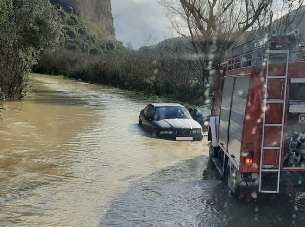 Τέσσερα άτομα εγκλωβίστηκαν σε ποτάμι μέσα στο αυτοκίνητο- Παρέμβαση της Πυροσβεστικής για να σωθούν