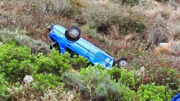 ΠΕΤΡΙΕΣ: ΙΧ έπεσε σε γκρεμό!