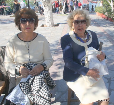 Οι καλές συμπεθέρες μαζί και στην παρέλαση