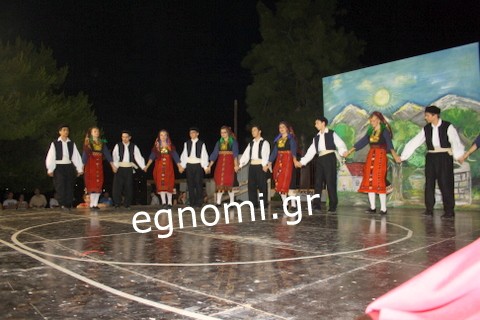 Μουσικοχορευτικό υπερθέαμα με φόντο το Κόκκινο Σπίτι