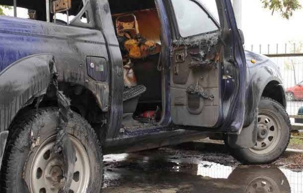 Δύο άντρες και μία γυναίκα έκλεψαν φορτηγάκι και το έκαψαν