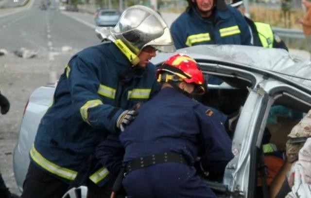 Πυροσβέστες απεγκλώβισαν τραυματία σε τροχαίο