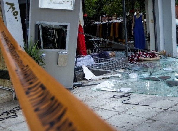 Ανατίναξαν ΑΤΜ κι ο ουρανός ...έβρεξε χαρτονομίσματα