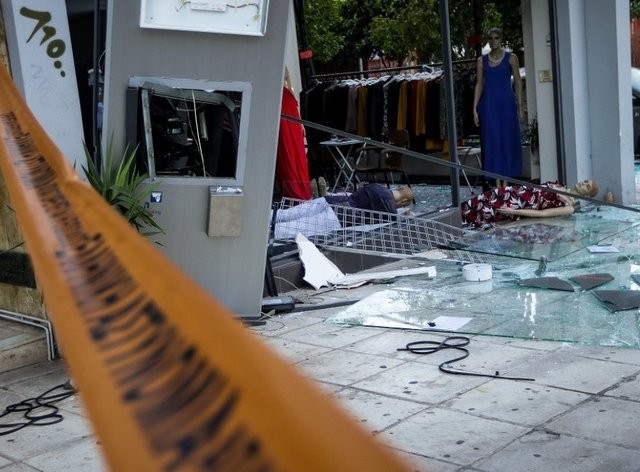 Ανατίναξαν ΑΤΜ κι ο ουρανός ...έβρεξε χαρτονομίσματα