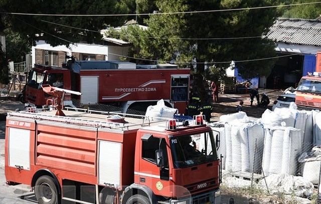 Άρπαξε φωτιά εργοστάσιο πλαστικών στα Οινόφυτα