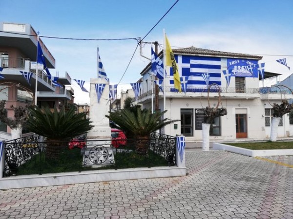 ΑΜΑΡΥΝΘΟΣ: Τεράστια γαλανόλευκη σημαία στην πλατεία