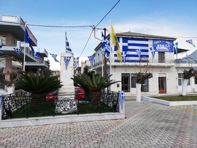 ΑΜΑΡΥΝΘΟΣ: Τεράστια γαλανόλευκη σημαία στην πλατεία