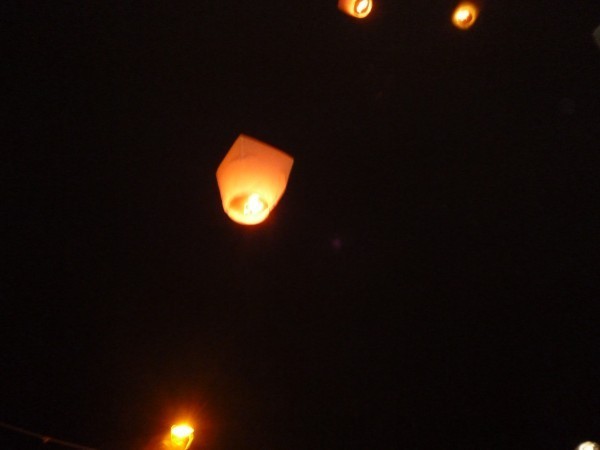 Νεαρό ζευγάρι πέρασε για UFO τα φαναράκια ευχών!