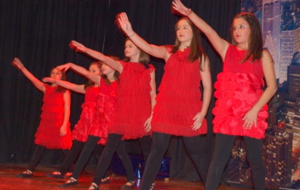 Γιορταστικές χορογραφίες από τη Δημοτική Σχολή Μπαλέτου