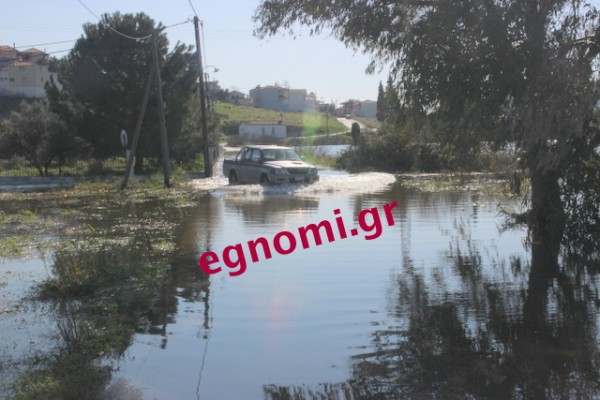 ΑΛΑΤΣΑΤΑ - ΑΓΙΑ ΕΛΕΟΥΣΑ - ΠΕΙ ΔΟΚΟΥ: Οι κάτοικοι έκαναν ...βάρκες τα ΙΧ