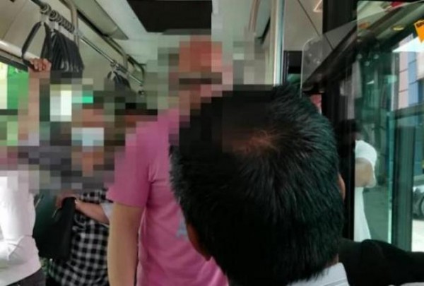 Απαράδεκτο: Οδηγός κι επιβάτες υποχρέωσαν μετανάστη να σηκωθεί από τη θέση του (VIDEO)