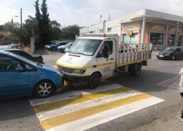 ΧΑΛΚΙΔΑ : Απίστευτο ατύχημα με ακυβέρνητο φορτηγάκι του Δήμου Χαλκιδέων