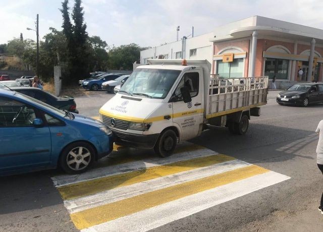 ΧΑΛΚΙΔΑ : Απίστευτο ατύχημα με ακυβέρνητο φορτηγάκι του Δήμου Χαλκιδέων