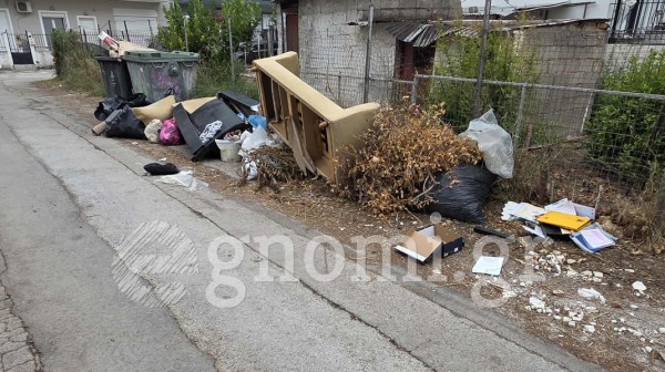 ΧΑΛΚΙΔΑ ΛΙΑΝΗ ΑΜΜΟΣ: 20 μέρες μέσα στη βρώμα η περιοχή - Στα ...κάγκελα οι κάτοικοι