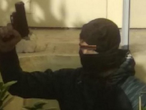 Βίντεο-σοκ με αστυνομικό να τραβάει όπλο μέσα στην ΑΣΟΕΕ