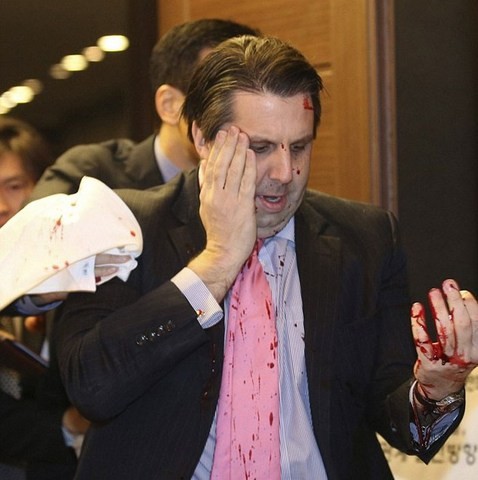 Κορεάτης χαράκωσε Αμερικανό πρέσβη