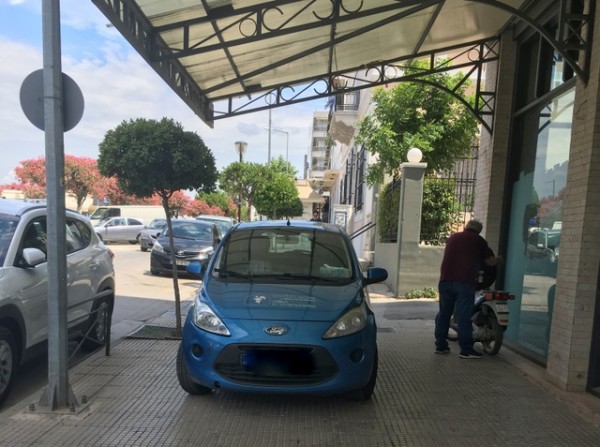 ΧΑΛΚΙΔΑ: Άμα είναι να παρκάρεις παράνομα, τουλάχιστον να έχει και σκιά!