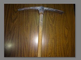 Παραβίασε την πόρτα σπιτιού με κασμά και μπήκε μέσα να κλέψει