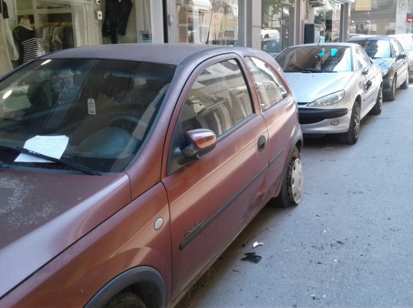 ΧΑΛΚΙΔΑ: Τράκαρε δύο παρκαρισμένα αυτοκίνητα στην οδό Βύρωνος