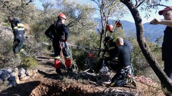 Αστυνομικός έπεσε με μηχανή σε πηγάδι 40 μέτρων