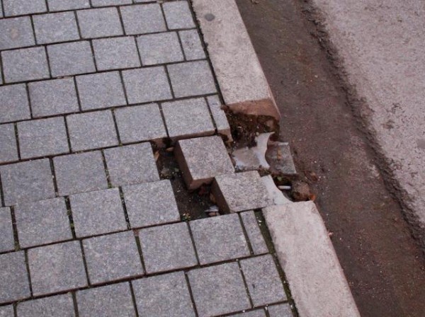 ΧΑΛΚΙΔΑ: Χαλασμένο πεζοδρόμιο απέναντι από το Δημαρχείο στην οδό Φαρμακίδου
