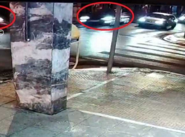 ΤΡΟΧΑΙΟ ΣΟΚ: Αυτοκίνητο πέρασε με κόκκινο και εμβόλισε ντελιβερά (VIDEO)