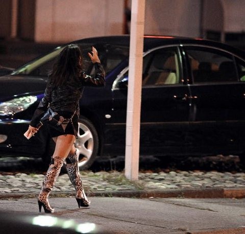 Σοκ: 19χρονος εξέδιδε 18χρονη για 15 ευρώ