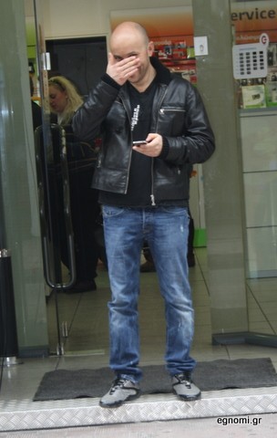 Ο Γιώργος παίζει με το φακό