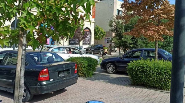 ΧΑΛΚΙΔΑ: Η ασυδοσία σε όλο της το μεγαλείο στην πλατεία Δικαστηρίων