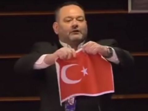 Η στιγμή που ο Γιάννης Λαγός σκίζει την τουρκική σημαία στην Ευρωβουλή (VIDEO)