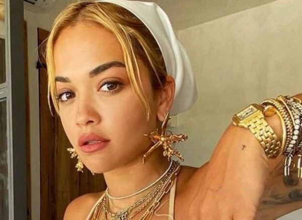 Η Rita Ora μπήκε σε ταξί χωρίς σουτιέν και με ανοιχτό πουκάμισο (VIDEO)